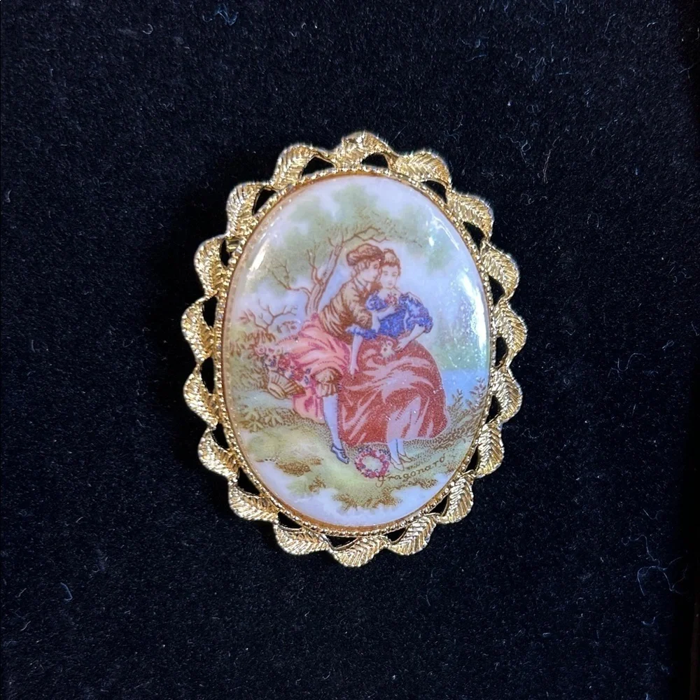 Vintage Fragonard porcelain courting couple brooch w/ gold-tone scallop setting